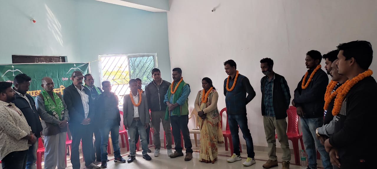 झामुमो प्रखंड समिति कर्रा के अध्यक्ष शेख फिरोज, सचिव महादेव मुंडा