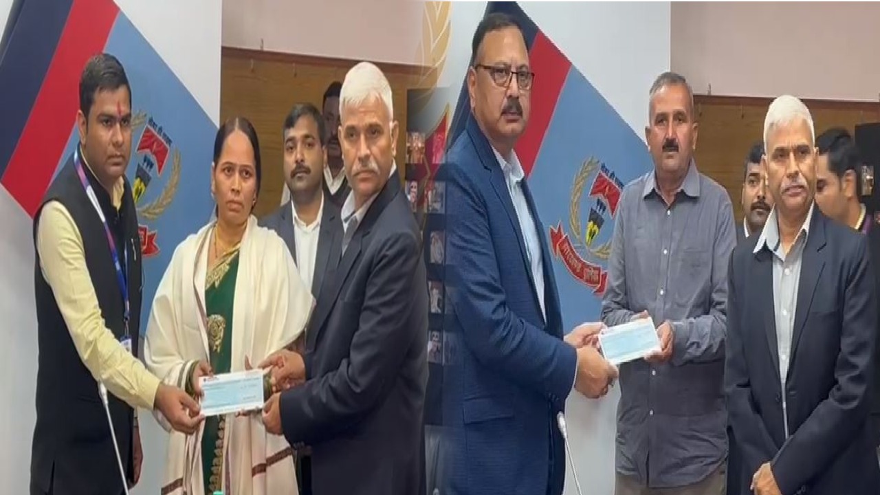 नक्सल अभियान में शहीद सब इंस्पेक्टर और कांस्टेबल के परिजनों को दिया गया मुआवजा, झारखंड सरकार की ओर से मिला 1 करोड़ 63 लाख