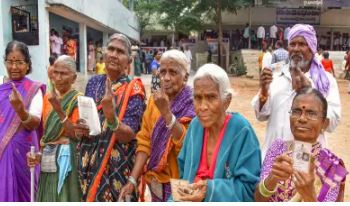 तेलंगाना में वोटिंग का समय खत्म, शाम 5 बजे तक 63.94 फीसदी वोटिंग, मुख्यमंत्री केसीआर की बेटी के खिलाफ शिकायत दर्ज  