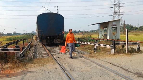 एक रेल फाटक ऐसा भी ! जहां ड्राइवर को ही उतरकर बंद करना पड़ता है गेट, जानिए ये दिलचस्प खबर
