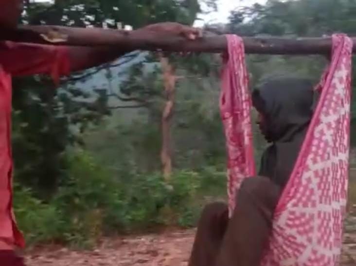 दुर्भाग्यपूर्ण!राज्य गठन के 23 साल बाद भी चाईबासा के इस क्षेत्र में नहीं पहुंचा विकास, आज भी डंडे में चादर बांधकर मरीज को पहुंचाया जाता है अस्पताल