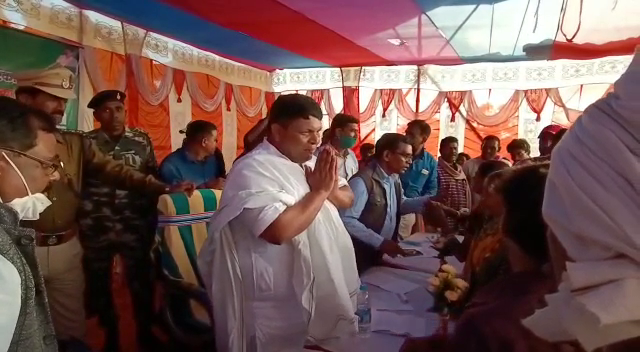 जरमुंडी के बरमसिया पंचायत पहुंचे मंत्री बादल पत्रलेख, ग्रामीणों की समस्याओं का किया ऑन स्पॉट समाधान