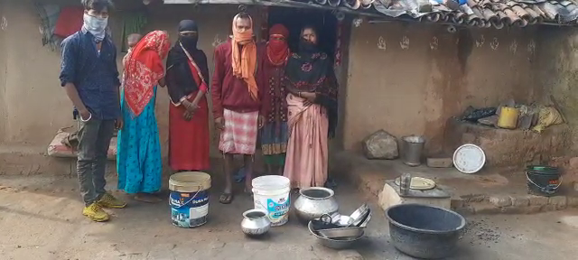 प्रेमी के साथ घर से भागी नाबालिग बेटी तो किया हुक्का-पानी बंद, नाले का पानी पीने को मजबूर परिवार