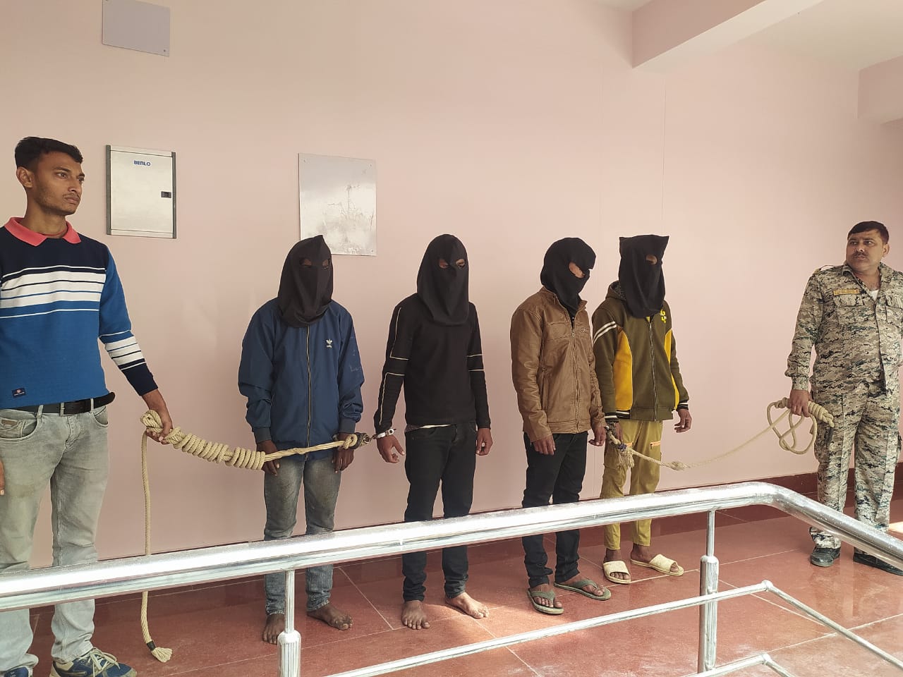 दुमका : चार शातिर चोरों को दुमका पुलिस ने किया गिरफ्तार, छठ पूजा में तीन घरों में किया था हाथ साफ