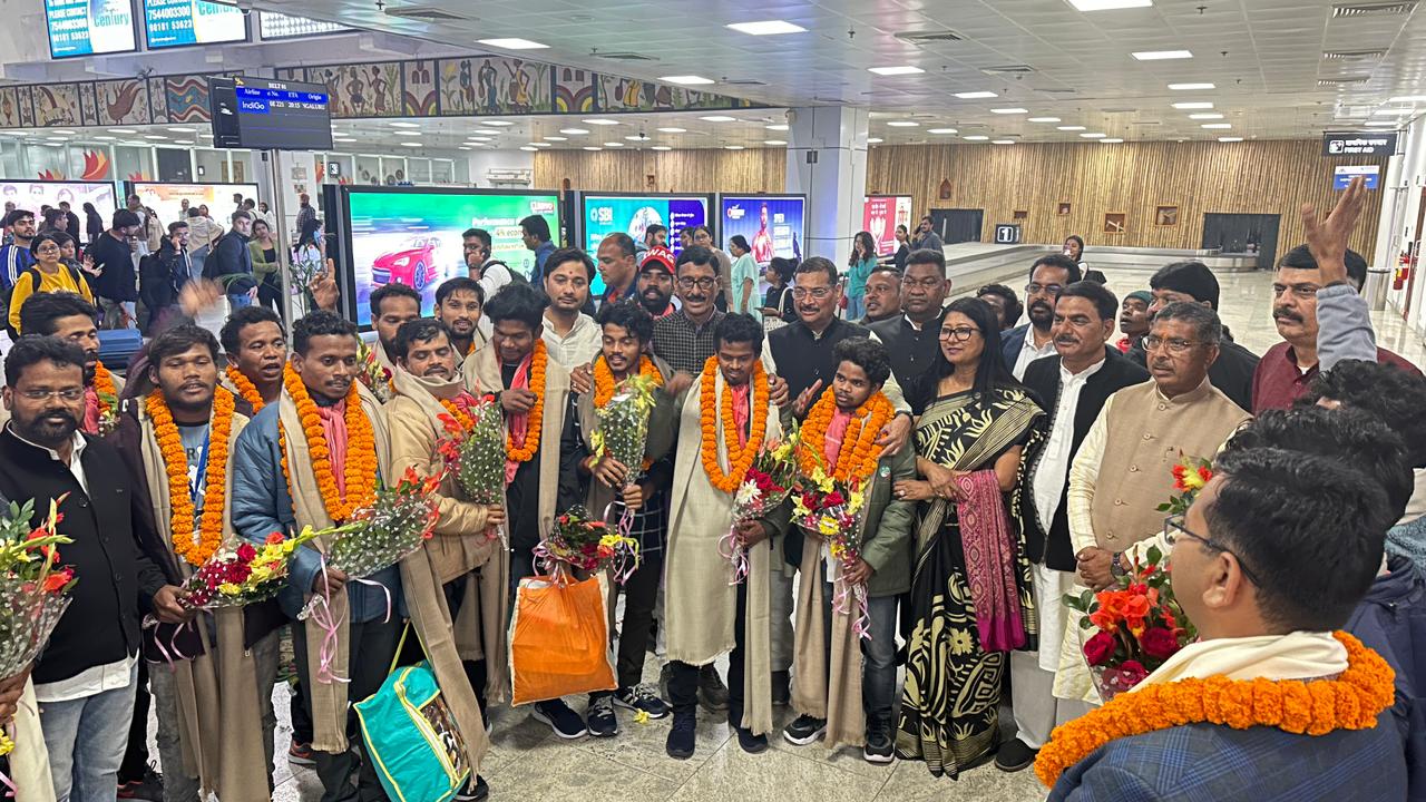 धरती के सुरंग से निकल सियासत की सुरंग में मजदूर! क्रेडिट लेने की होड़, महज छह सौ रुपये के लिए जिंदगी दावं पर क्यों लगा रहे हैं झारखंडी युवा ?