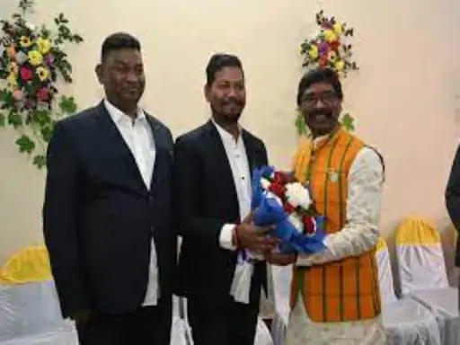 'पिता सियासत में तो जरुरी नहीं की बेटा भी करे राजनीति', चपरासी पद पर बहाली के बाद मुकेश भोक्ता का बयान