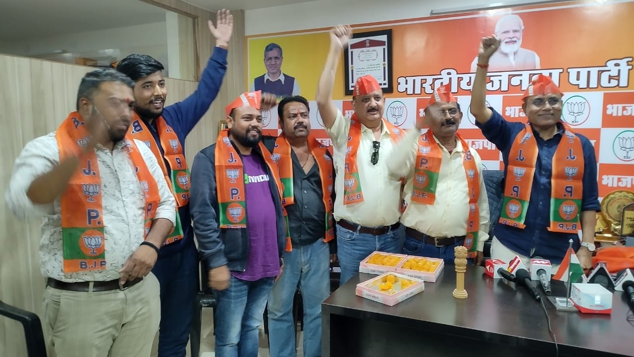 लौहनगरी पर छायी बीजेपी की प्रचंड जीत की खुशी! मिठाईयों और बधाईयों का दौर जारी