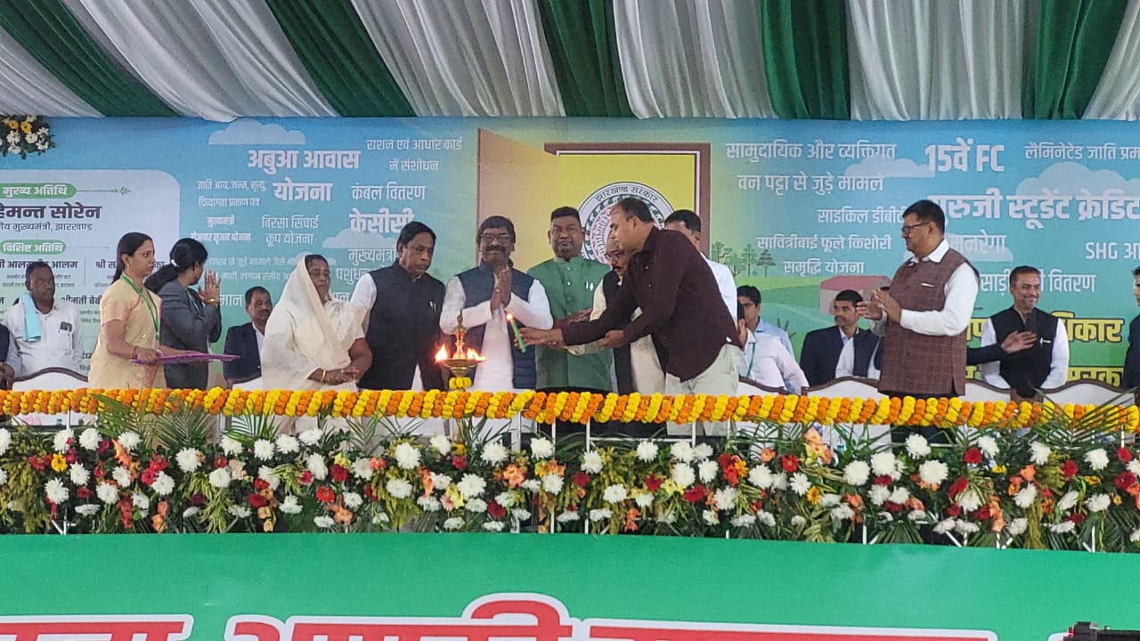 गिरिडीह पहुंचे सीएम हेमन्त सोरेन, सरकार आपको द्ववार कार्यक्रम में लिया हिस्सा, पढ़ें जनता से क्या कहा