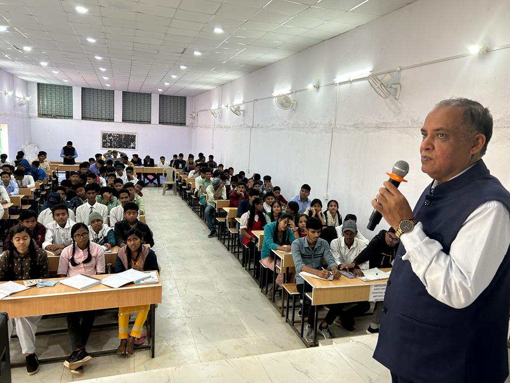 पूर्व आइएएस केके खण्डेलवाल लगा रहे है देवघर में बच्चों की क्लास! दे रहे हैं आईआईटी में सफलता पाने के टिप्स