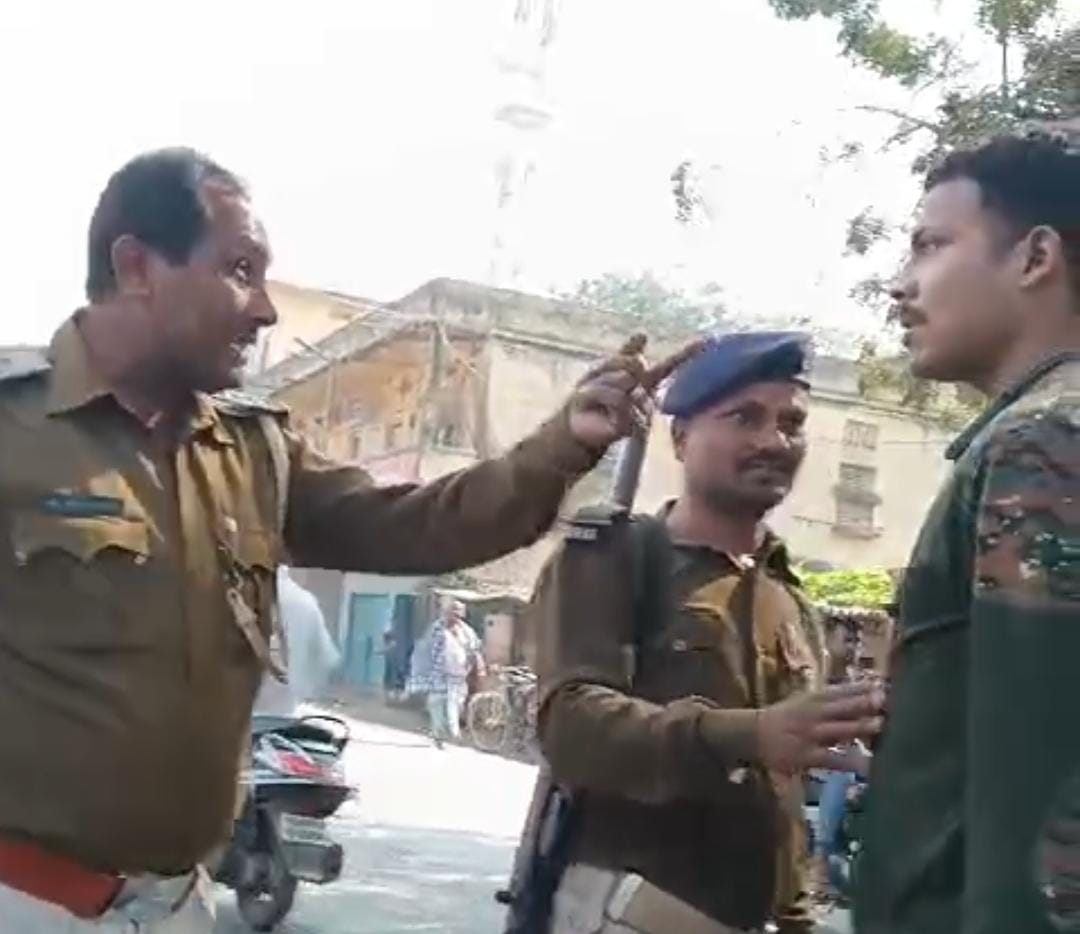 बिहार में ऐसे खत्म होगा अपराध ! बीच सड़क हाथापाई करने लगे दो पुलिसवाले, वीडियो वायरल, पढ़ें वजह