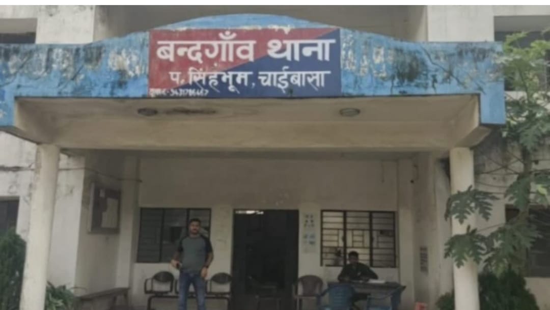 चाईबासा : जंगल से पीएलएफआई उग्रवादी गिरफ्तार, पिस्तौल समेत पर्चा बरामद