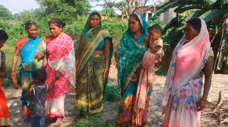 गुमला में गरीबों को सही से नहीं मिल रहा सरकारी अनाज, पीडीएस डीलर और अधिकारियों पर लापरवाही का आरोप