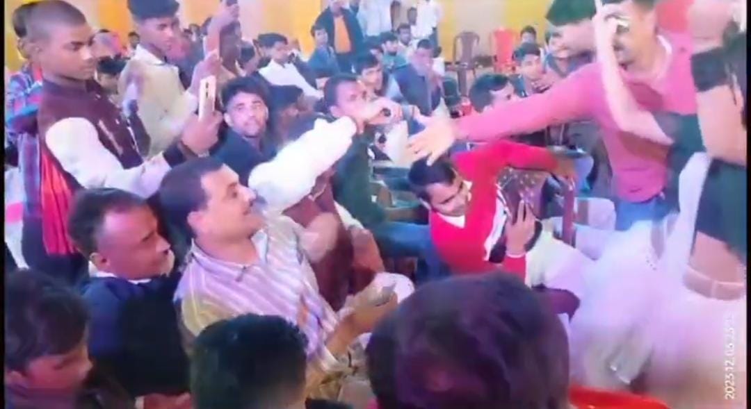 बिहार में मजाक बनकर रह गई शराबबंदी ! बेगूसराय से शराब की बोतल लेकर नाचते युवक का वीडियो वायरल,  पढ़ें पूरा मामला