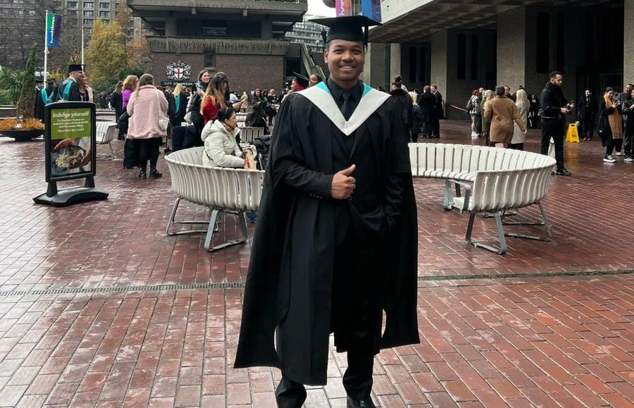 झारखंड के इस आदिवासी युवा ने विदेश में लहराया परचम! लंदन यूनिवर्सिटी में डिस्टिंक्शन के साथ प्राप्त की डिग्री, पढ़ें सीएम ने क्या कहा