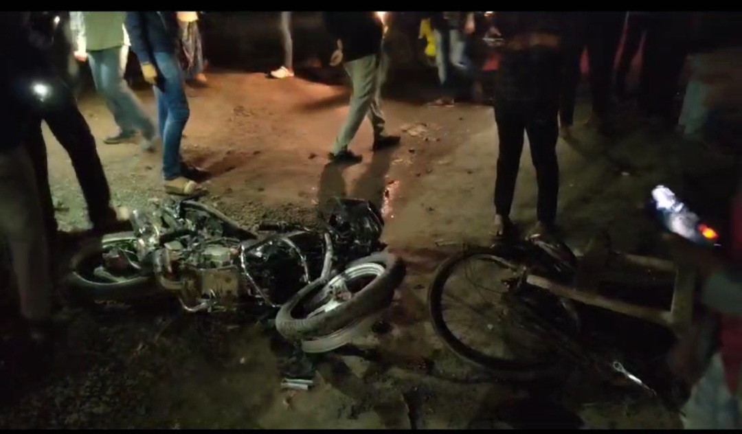 सीवान में भीषण सड़क हादसा, अनियंत्रित ट्रक ने  सवार आधा दर्जन लोगों को कुचला,तीन की मौत, तीन घायल 