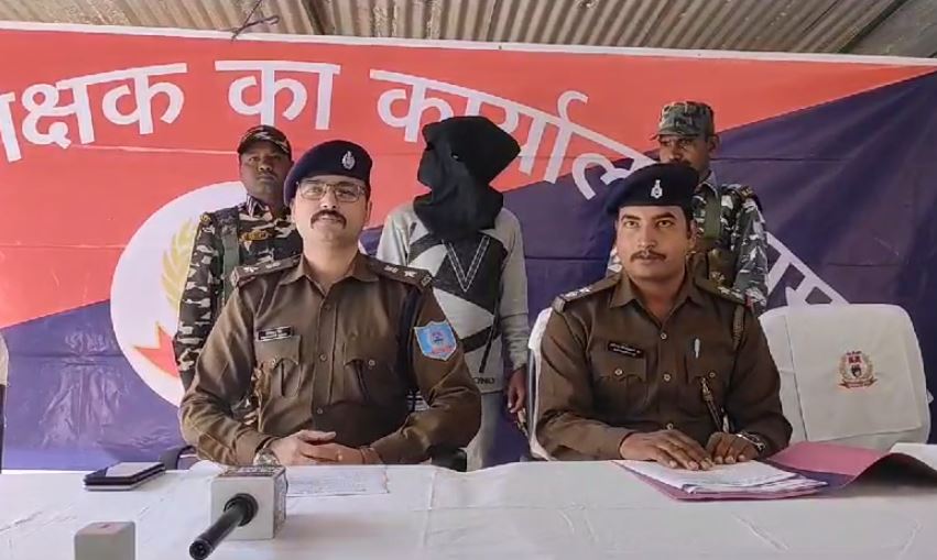 गुमला में माओवादी समर्थक गिरफ्तार, नक्सलियों तक विस्फोटक पहुंचाने और लेवी वसूलने का करता था काम 