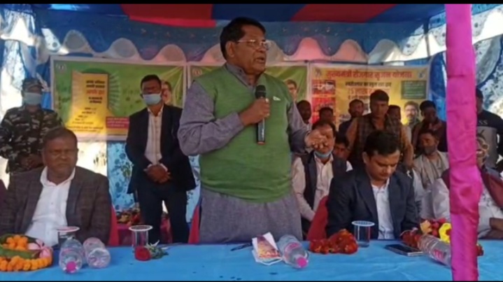 ग्रामीणों के बीच पहुंचे मंत्री, बैंक से की अपील, किसानों को दी सलाह