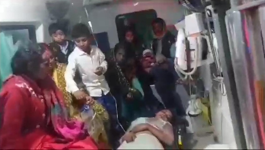 गोपालगंज से मोतिहारी जा रही यात्री बस पलटी, एक दर्जन लोग घायल, पीएचसी में चल रहा इलाज