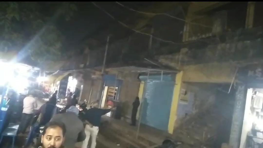 लापरवाही की हद! जमशेदपुर में दो मंजिला इमारत का छज्जा टूटकर गिरा, खंडहर घोषित होने के बाद भी भवन में चल रही है दुकानें   