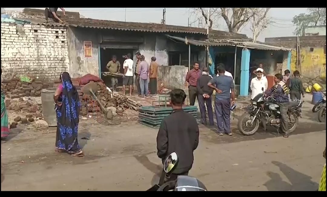 धनबाद के कुसुंडा की भूमिगत आग सड़क और रेल लाइन के लिए खतरा ,घर और दुकान समा रहे गोफ में 
