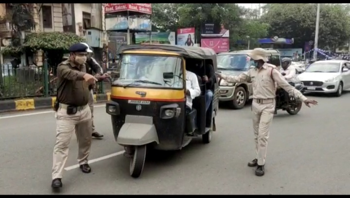 किसी की वर्दी गीली हुई तो किसी की फट गई, पड़े पुलिसिया डंडे तो सूझे कई बहाने