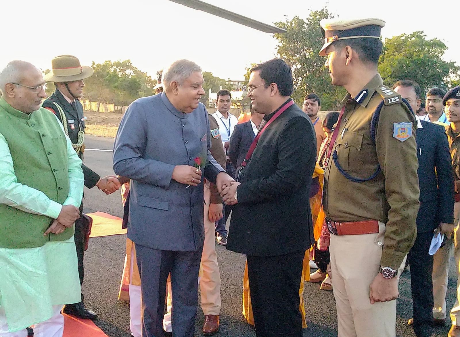 सांसद धीरज साहू के ठिकानों से बरामद रूपयों पर कटाक्ष करने से नहीं चुके उपराष्ट्रपति, छात्रों को नया सांसद भवन देखने का दिया निमंत्रण 