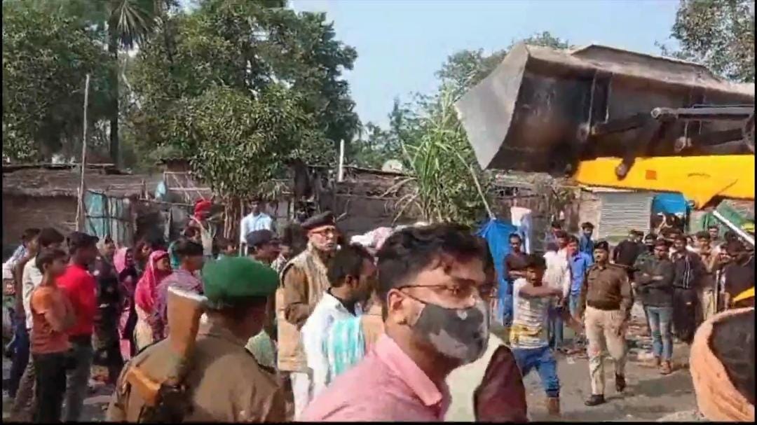 हाजीपुर: जमीन से कब्जा हटाने पहुंची पुलिस टीम पर हमला, लोगों ने लाठी डंडे से पीटा, कई पुलिसवाले घायल, पढ़ें पूरी खबर