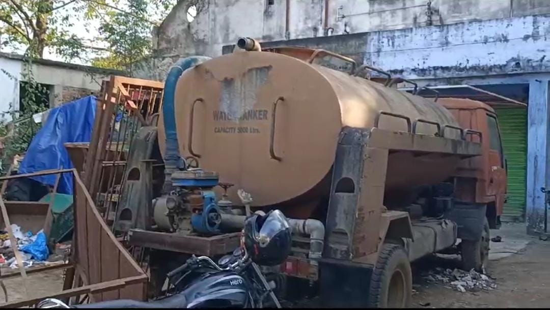 गुमला:नगर परिषद की कार्यशैली दुकानदारों के लिए बनी मुसीबत! दुकानों के सामने लगा कचरे का अंबार, ग्राहक के नहीं आने से भूखे मरने की आई नौबत   