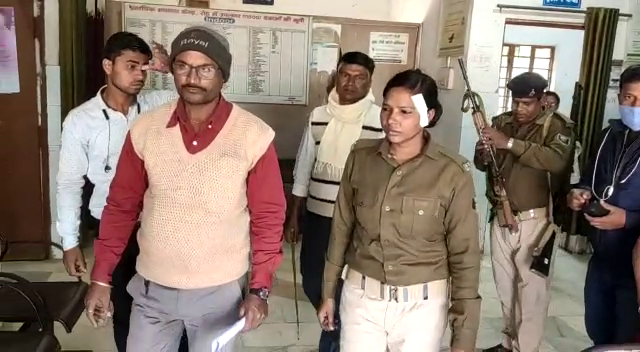 वीडियो नहीं बनाने देने पर महिला वोटर और महिला सिपाही में बवाल, महिला सिपाही का सिर फूटा