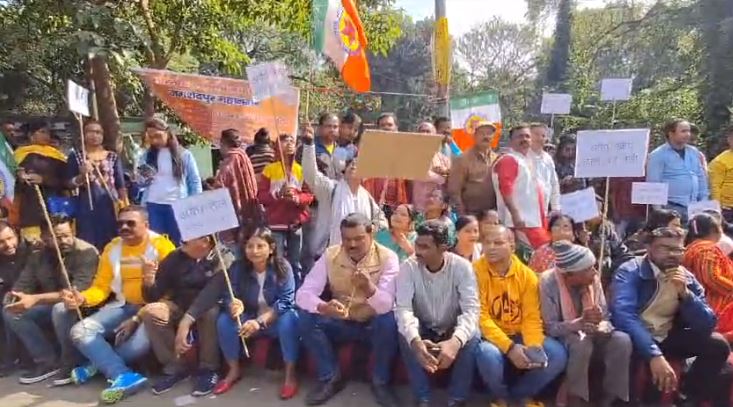 जमशेदपुर को नशा मुक्त शहर बनाने की मांग, भारतीय जनतंत्र मोर्चा ने एसएसपी कार्यालय के बाहर दिया धरना