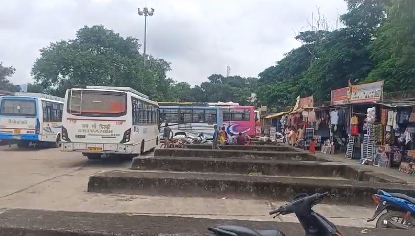 मूलभूत सुविधाएं से वंचित है गुमला का ये बस स्टैंड, प्रशासन की अनदेखी का दंश झेल रहे लोग