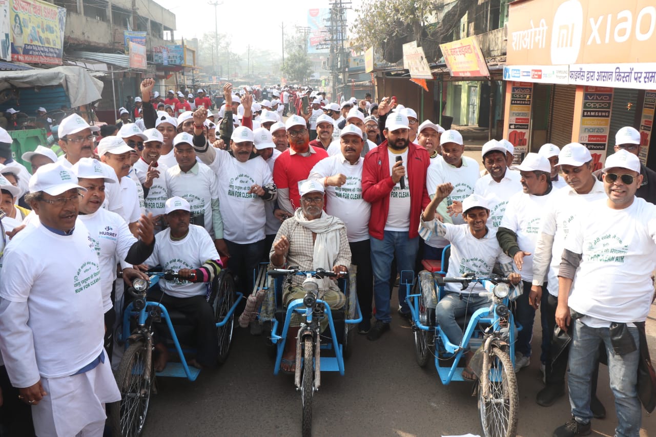 कड़कड़ाती ठंड  पर भारी पड़ा हौसला: प्रदूषण के खिलाफ झरियावासियों ने सड़क पर लगाई दौड़