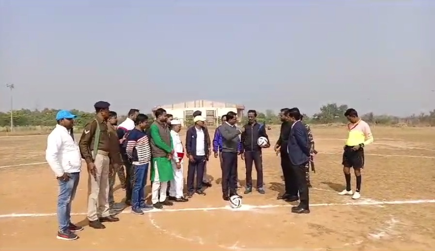 प्रतिभावान खिलाड़ियों की पहचान के लिए मुख्यमंत्री आमंत्रण फुटबॉल प्रतियोगिता का उपायुक्त ने किया उदघाटन