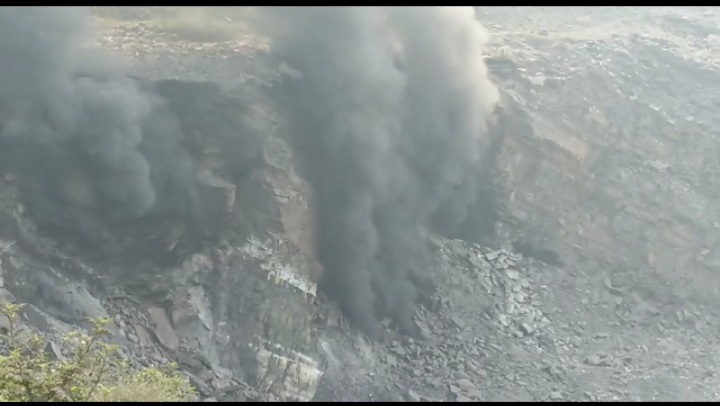 धमाके के साथ धनबाद में फिर बना बड़ा गोफ, जहरीली गैस और धुएं की काली चादर से दहशत