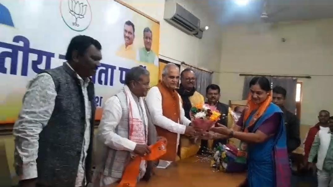 कांग्रेस को त्याग कर स्व मंत्री समरेश सिंह की पुत्रवधू परिंदा सिंह ने थामा भाजपा का दामन