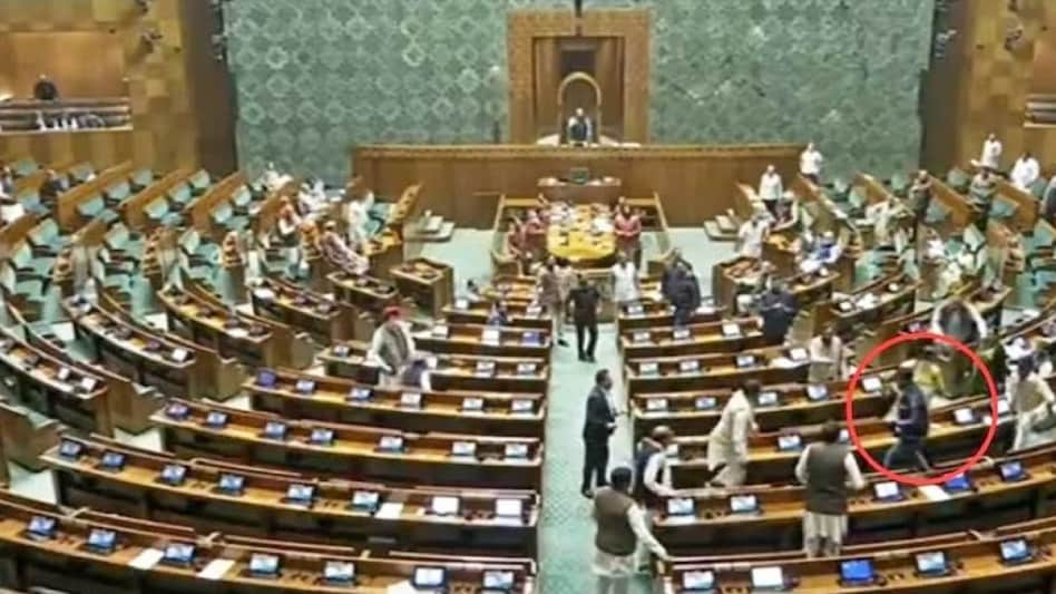 संसद की सुरक्षा में चूक: 14 सांसद सदस्यों को किया गया निलंबित, जानिए पूरा मामला