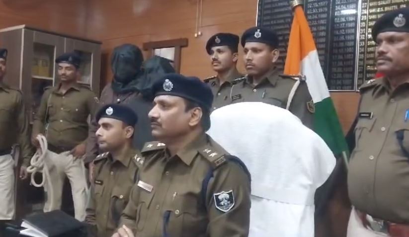 सीवान : वाहन चेकिंग के दौरान 2 हथियार तस्कर गिरफ्तार, 9 देशी पिस्टल सहित कई आपराधिक समान बरामद