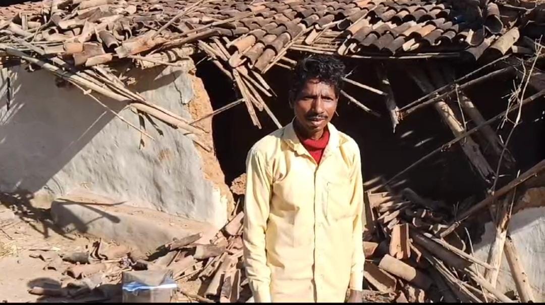 लोहरदगा:17 हाथियों के झुंड ने टाटी गांव में जमाया डेरा, तीन घरों को किया क्षतिग्रस्त, पढ़ें वन विभाग ने लोगों से क्या अपील की   