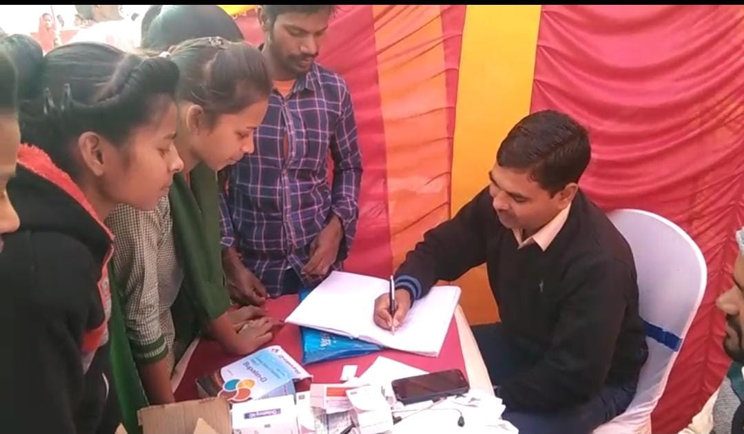 देवघर में लोगों की जान हुई सस्ती! शिविर में दवा दे रहे डॉक्टरों को नहीं है जानकारी, फिर भी धड़ल्ले से बांट रहे हैं दवाएं 