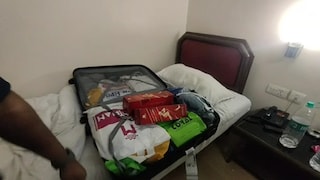 दुबई से पिता के लिए NRI रंजीत ऐसा तोहफा लाए कि रास्ते में ही हो गए गिरफ्तार