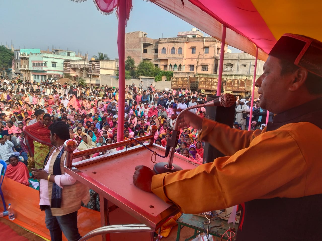 दूसरे धर्म को अपनाने वाले लोगों को जनजाति आरक्षण एवं सूची से बाहर करने की मांग, हाथों में तख्ती लेकर नगर भ्रमण पर निकले लोग , जानिए कहा का है मामला