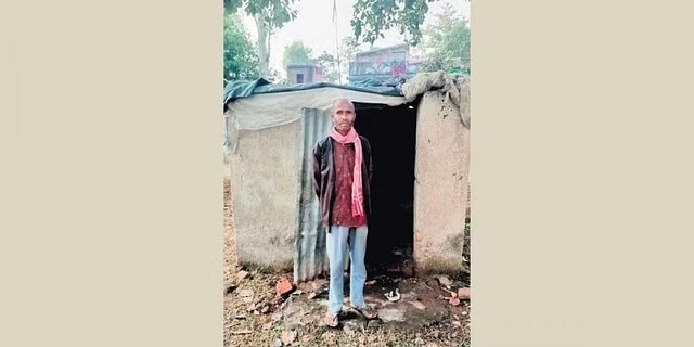 हजारीबाग-रहने को झोपड़ी नहीं तो शौचालय को बनाया आशियाना!सहदेव राम अबुआ आवास में खोज रहा ठिकाना