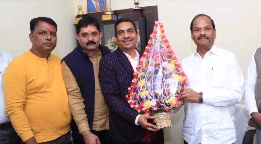 दो दिवसीय दौरे पर जमशेदपुर पहुंचे ओड़िसा के राज्यपाल रघुवर दास, विधायक भानु प्रताप शाही और आलोक चौरसिया ने की औपचारिक मुलाकात