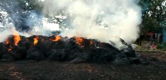 असमाजिक तत्वों की करतूत, खलिहान में लगाई आग, लाखों की फसल जलकर खाक