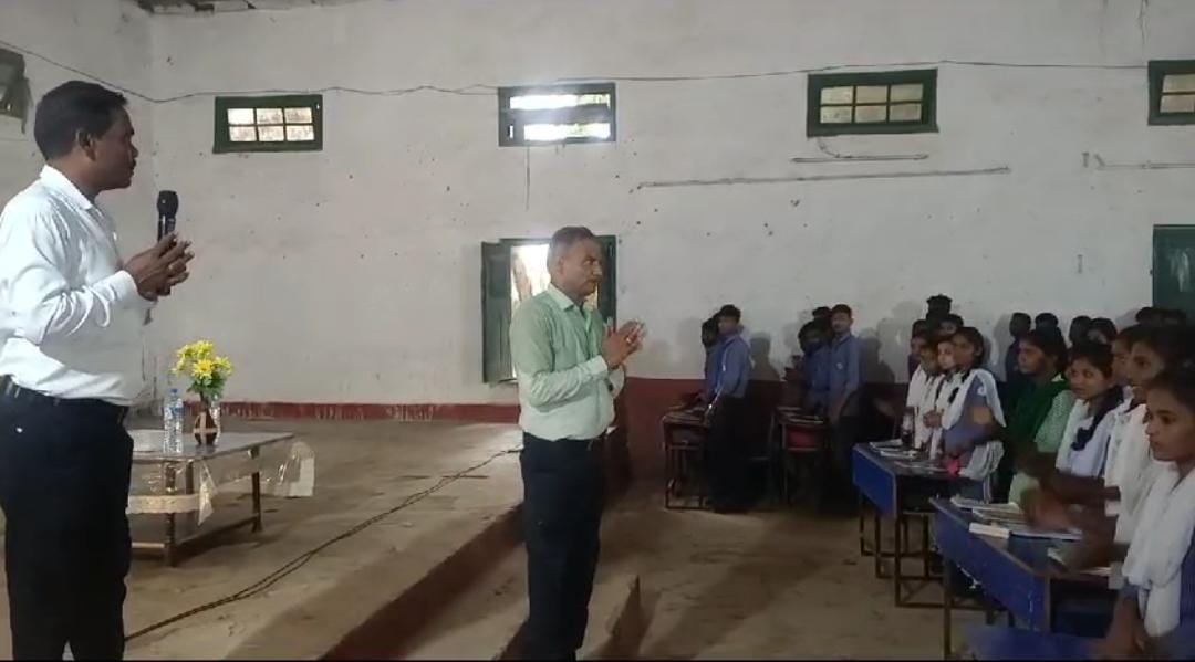 गुमला:छात्रों में बढ़ते तनाव को देखते हुए विशेष पहल! 9वीं, 10वीं 11वीं और 12 के छात्रों की हो रही है काउंसलिंग, पढ़ें क्या होगा फायदा