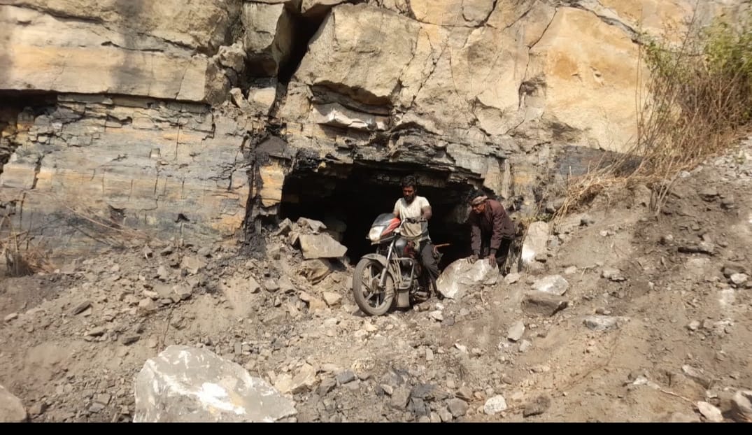 STRAGE BUT TRUE :उत्तराखंड में "रैट-होल" माइनरो ने बचाई 41 जिंदगियां तो धनबाद में 'चूहे के बिल' से घुसते हैं कोयला चोर