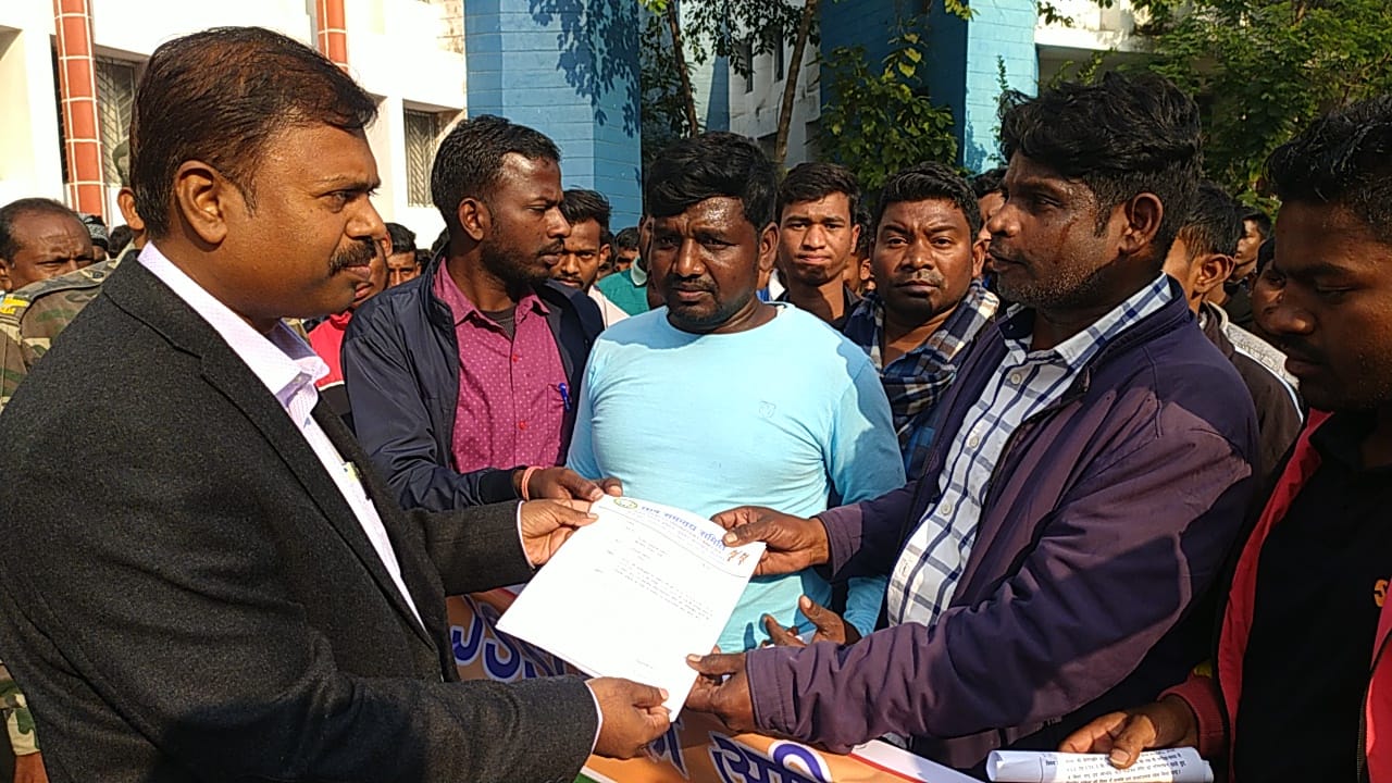 जेएसएससी के विरोध में दुमका में युवा जन आक्रोश महारैली, युवाओं ने भविष्य के साथ खिलवाड़ करने का लगाया आरोप   