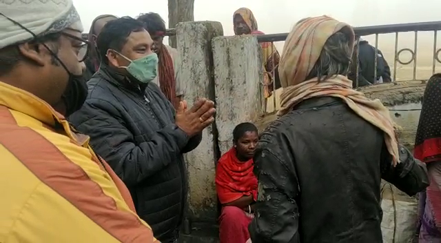 दुमका में हड़िया बेचने वाली महिलाओं के आगे हाथ जोड़ते नजर आए सीओ साहब, सरेआम यह की थी डिमांड