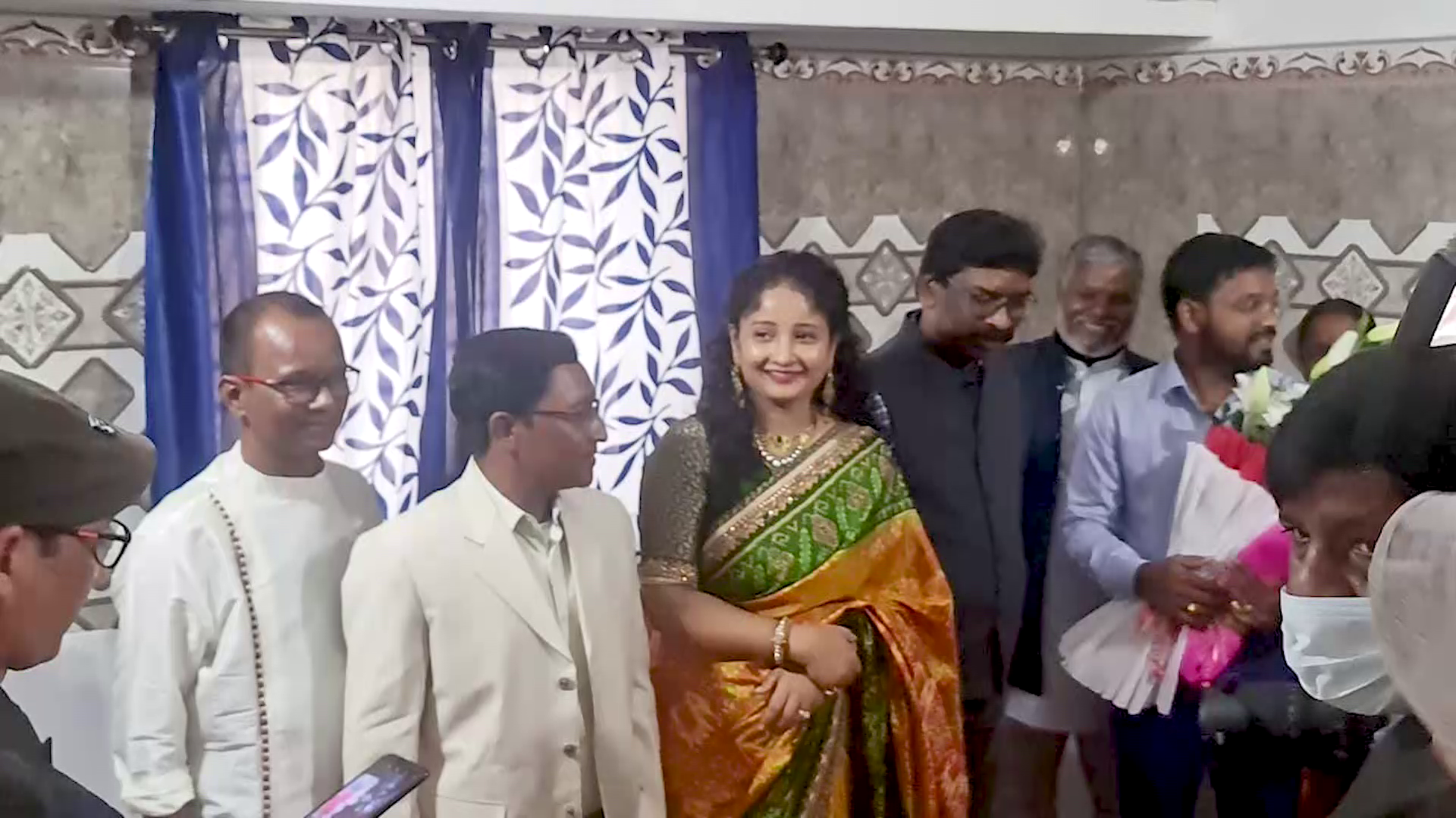 रिश्तेदार के घर बहू भात में शामिल होने धनबाद पहुंचे सीएम हेमंत सोरेन, मां और पत्नी भी साथ