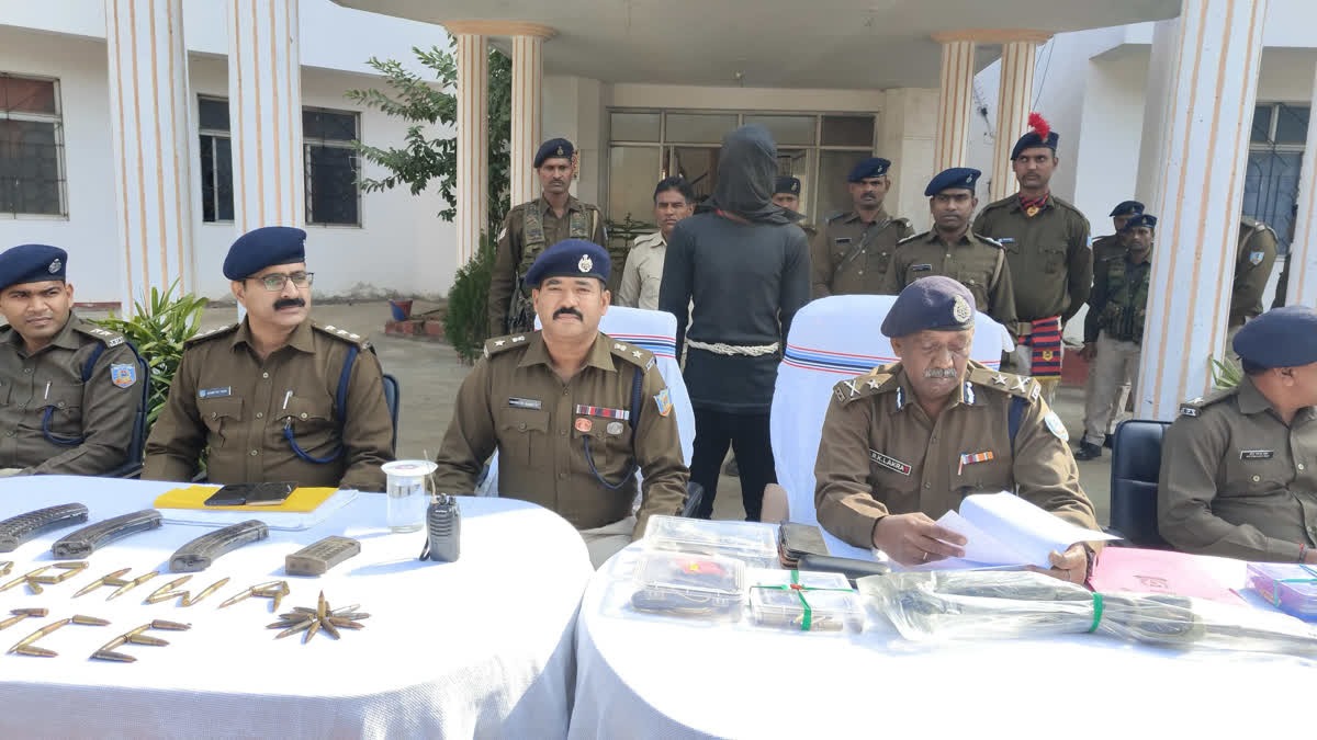 गढ़वा में थाना प्रभारी पर गोली चलाने वाला नक्सली गिरफ्तार, एके-47 समेत कई समान बरामद